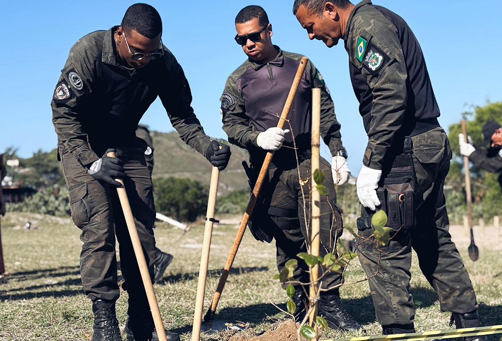 Arraial do Cabo recebe reflorestamento do Semas na Praia Grande e fiscalização ambiental