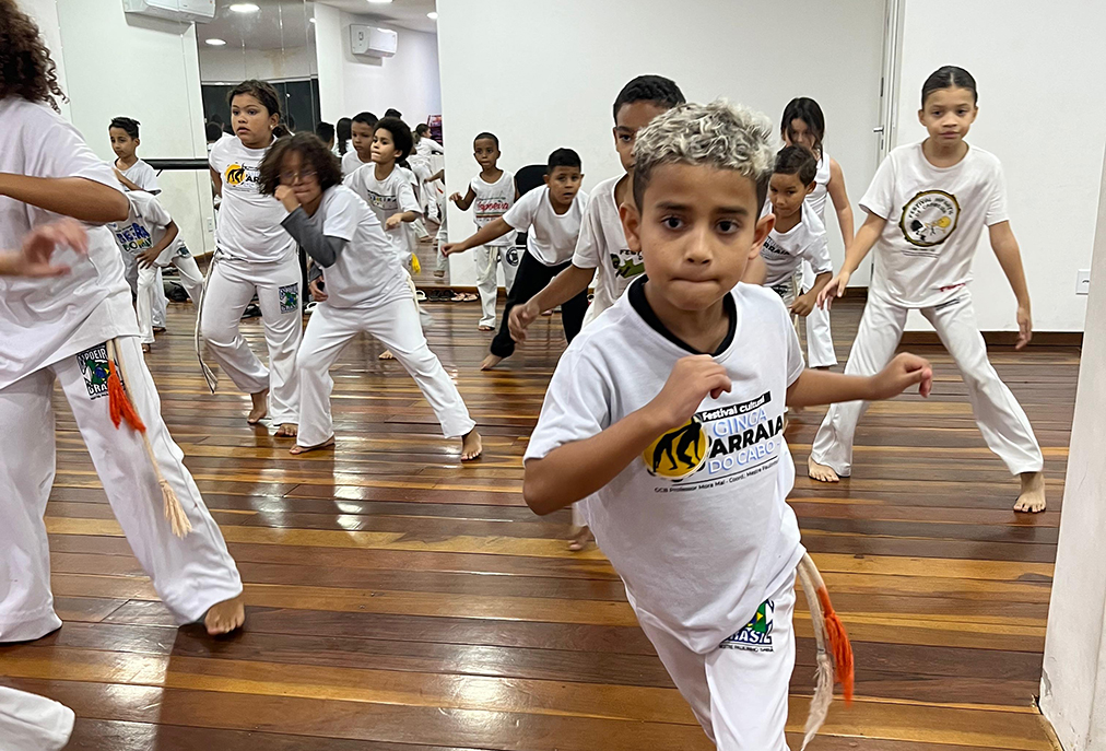Capoeira nas escolas e roda na praça marcam homenagem em Arraial do Cabo