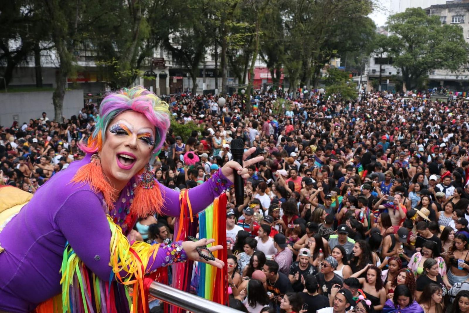 Evento LGBTQIA+ em São Pedro da Aldeia terá DJs, drag queens e ações solidárias