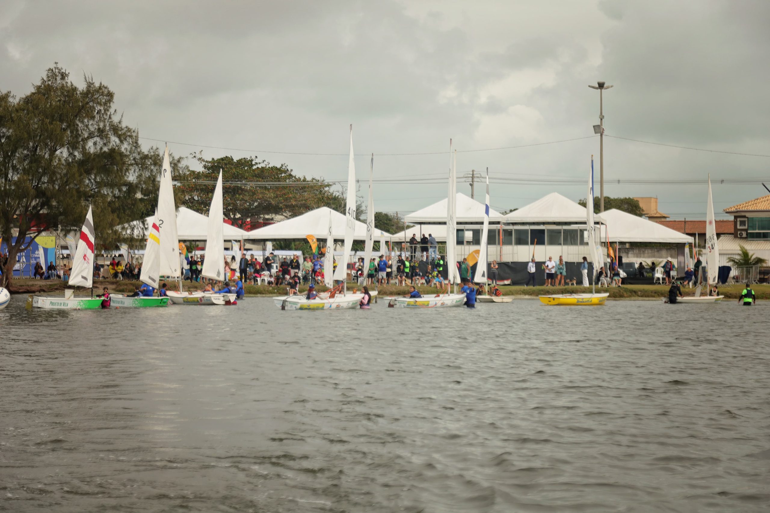 Competidores fecham disputas no 1º Festival de Vela em Cabo Frio com dia de mar calmo e boas condições