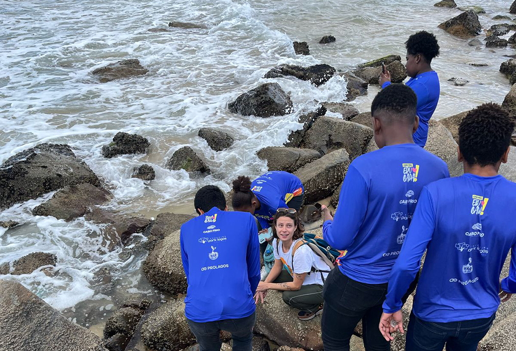 Alunos participam de atividade de educação ambiental no litoral de Cabo Frio