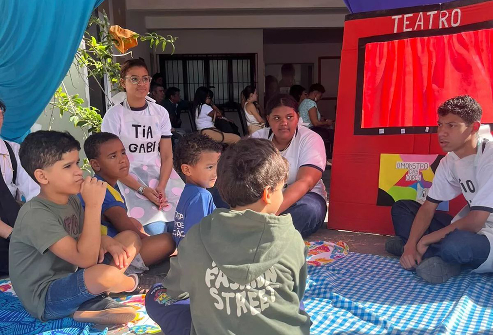 Piquenique Literário encanta crianças e futuros professores em Cabo Frio