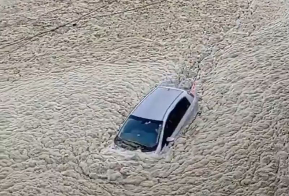 Invasão de espuma do mar na orla de Saquarema rende imagens inusitadas