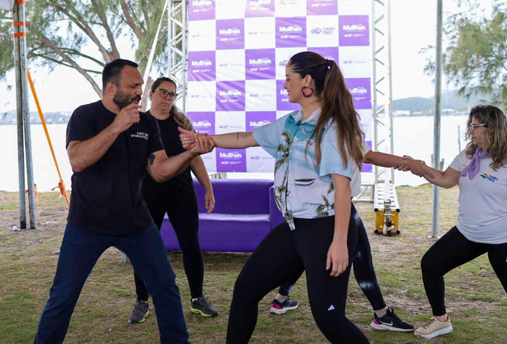 Mulheres participam de atividades de encerramento do Agosto Lilás em Cabo Frio