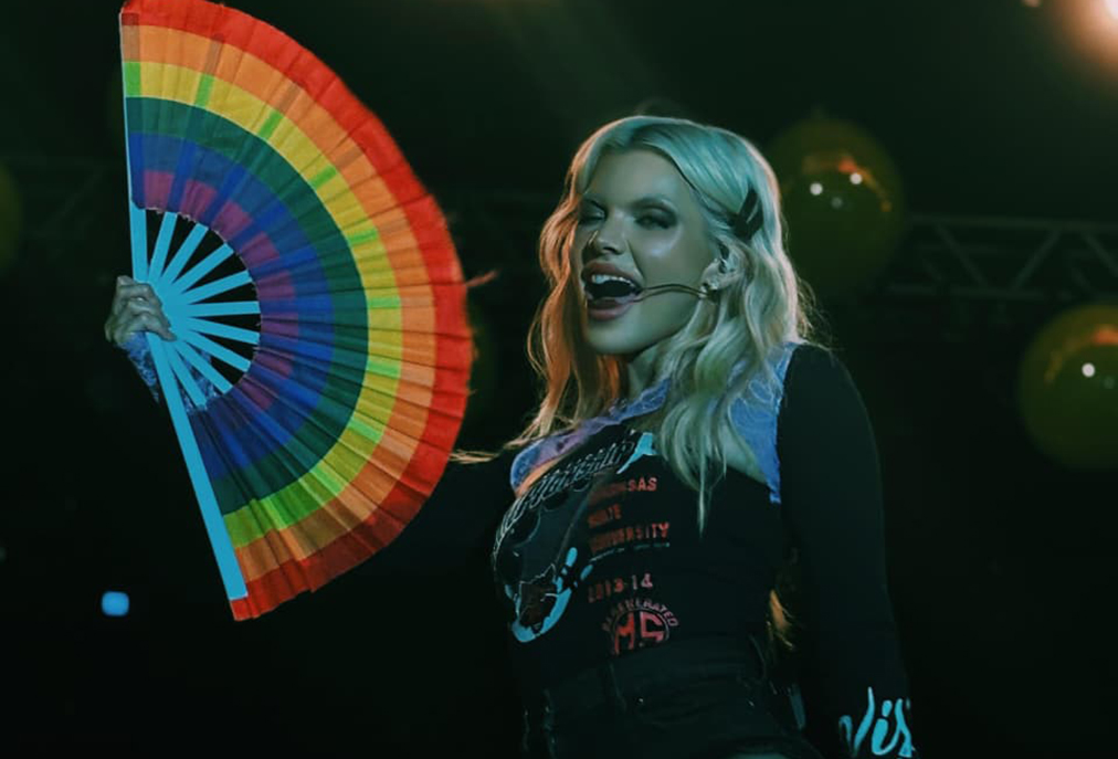 Duda Beat encanta público cabista em noite histórica de celebração