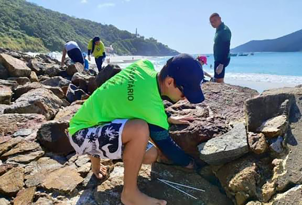 Dia Mundial da Limpeza mobiliza voluntários em Arraial do Cabo