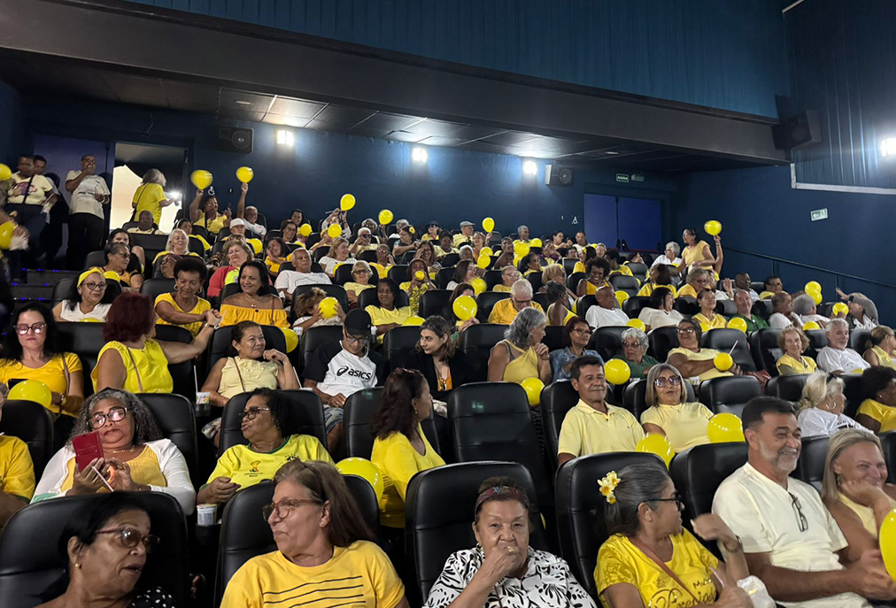Idosos participam de sessão de cinema especial no Setembro Amarelo em Cabo Frio