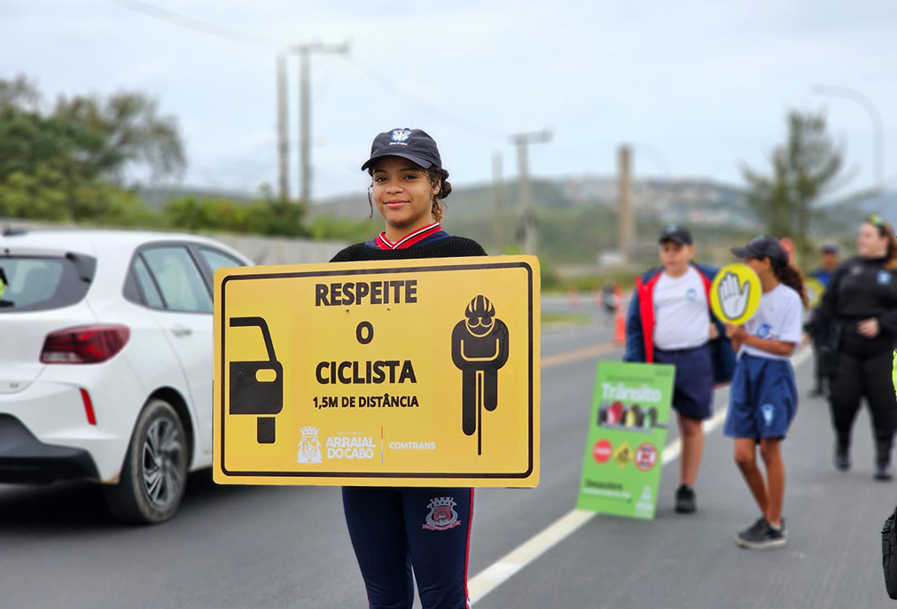 Campanha de trânsito em Arraial do Cabo alerta sobre riscos da imprudência