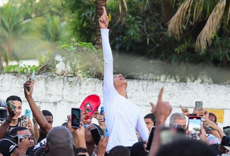 O rapper Oruam, sendo carregado ou acenando para a multidão após deixar a prisão em Bangu.