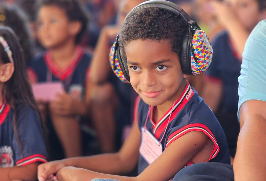 Crianças com autismo ganham espaço no LiterArraial 2025 com atração adaptada