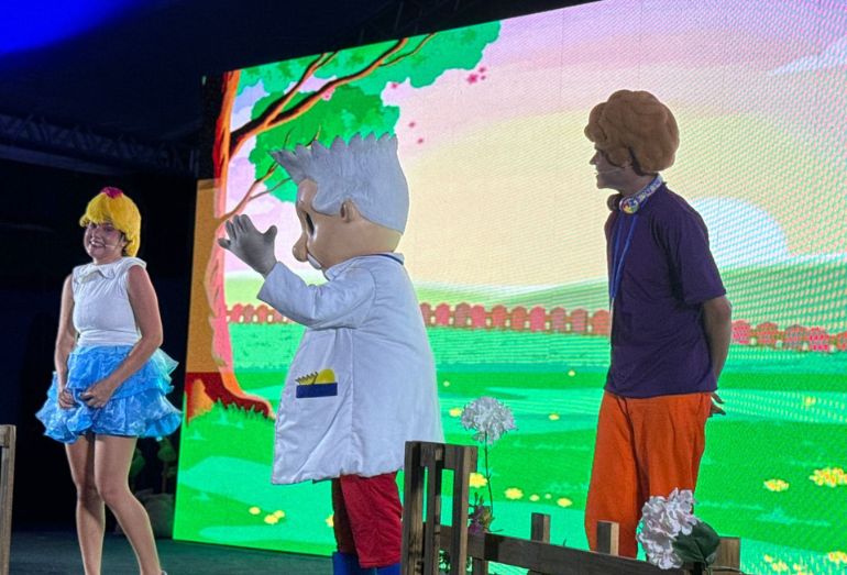 Crianças autistas se divertem em apresentação especial durante evento cultural