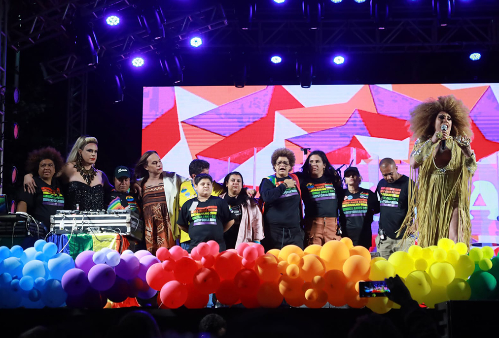 Praia do Forte em Cabo Frio recebe show marcante na 20ª Parada LGBTI+