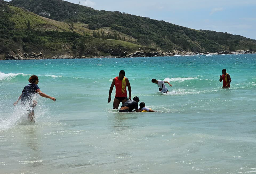 Prainha é palco da 1ª Copa Tubarões Salvamar em Arraial do Cabo