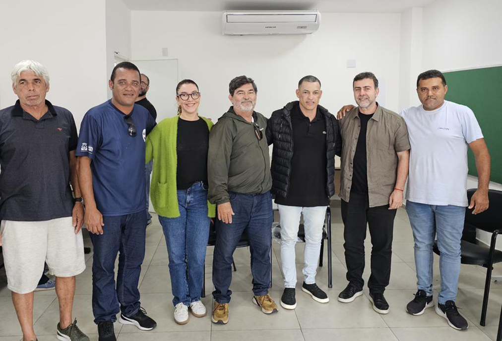 Reunião na Secretaria de Cultura de Arraial do Cabo discute integração entre pesca, música e turismo