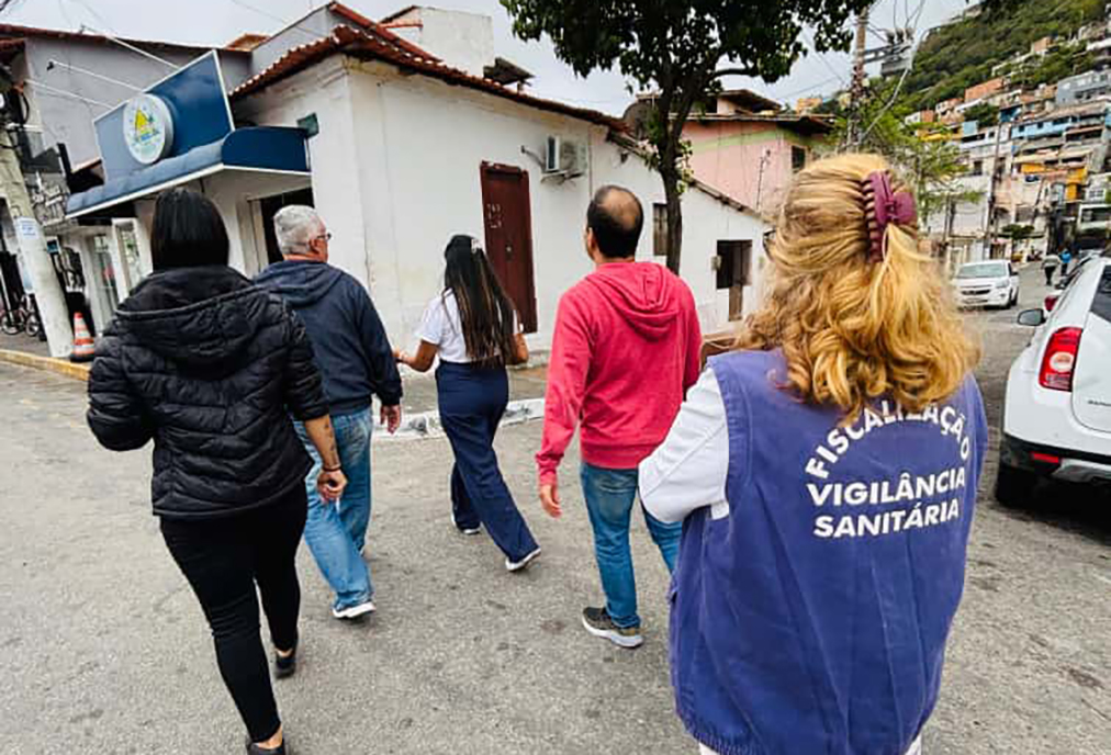 Arraial do Cabo promove ação preventiva aos comerciantes sobre riscos do metanol em bebidas alcoólicas