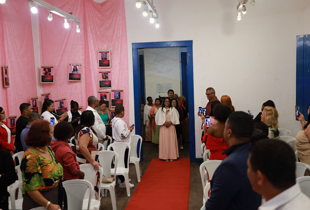 Exposição e documentário destacam a força feminina na luta contra o câncer em Cabo Frio