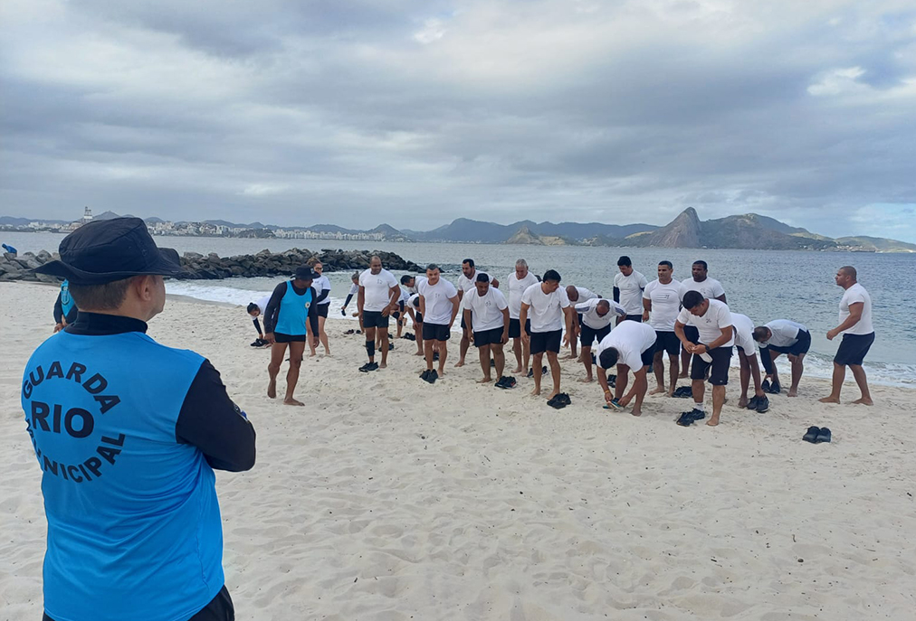 Agentes cabo-frienses celebram conclusão de curso tático em solenidade na orla