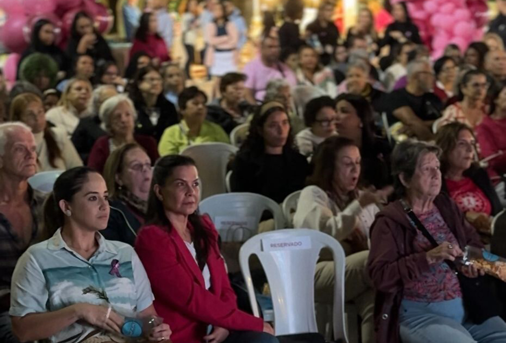 Cinema ao ar livre marca Outubro Rosa na Praça São Benedito em Cabo Frio