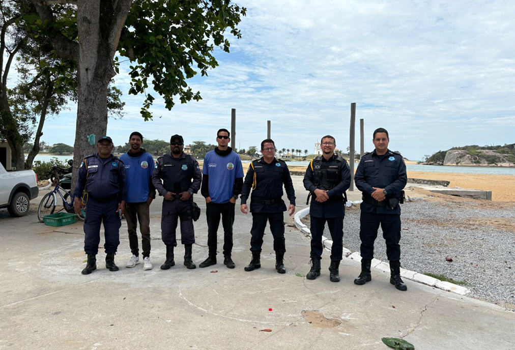 Guarda Civil de Cabo Frio homenageia equipe de Tamoios com visita institucional