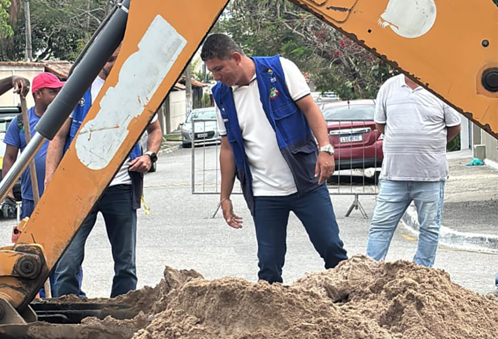 Equipes da Prefeitura substitui manilhas por tubos de PEAD na Rua Porto Alegre