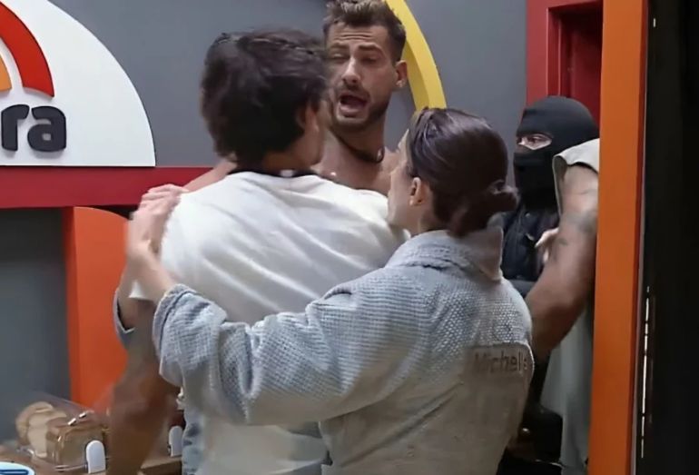 Cena tensa ou foto dos participantes Shia Phoenix e Wallas Arrais, relacionada à briga que levou à intervenção da produção em A Fazenda 17.