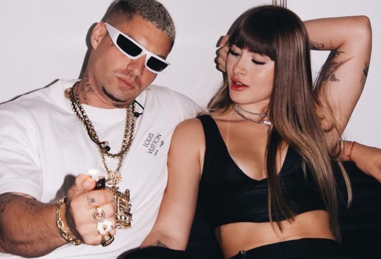 O rapper Filipe Ret e sua namorada Agatha Sá, sorrindo ou em um momento de casal, em meio à polêmica sobre a letra da música "Colheita".