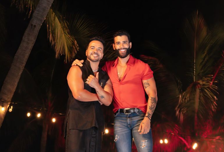 Os cantores Gusttavo Lima (Brasil) e Luis Fonsi (Porto Rico) posando juntos ou em cena do clipe de "Vagabundo", celebrando a parceria musical.