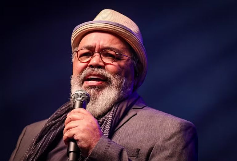 O cantor Jorge Aragão no palco do Theatro Municipal, durante a gravação de seu show comemorativo.