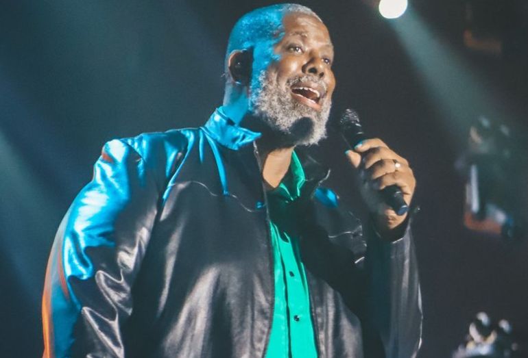 O cantor Péricles e o Padre Marcelo Rossi juntos em um momento de gravação ou divulgação, celebrando a música "Nossa Senhora".