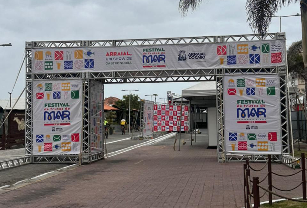 Arraial do Cabo vira palco de gastronomia e shows gratuitos neste fim de semana na Praia Grande