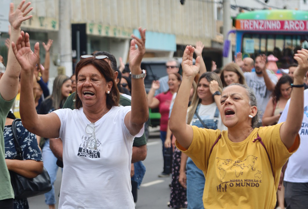 Salomão do Reggae anima multidão em ato de fé no centro de Cabo Frio