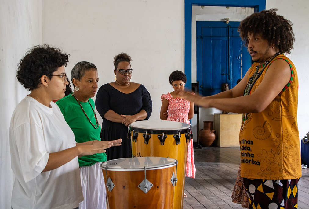 Cultura afro-brasileira ganha destaque em vivência de percussão e dança em Cabo Frio