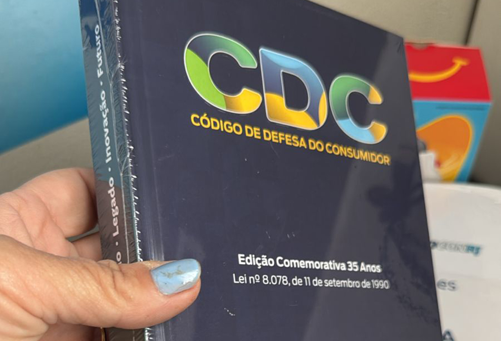 Órgão estadual visita o Procon de Cabo Frio e entrega material educativo