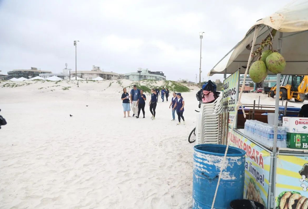 Operação educativa da vigilância sanitária ocorre na praia do forte em Cabo Frio