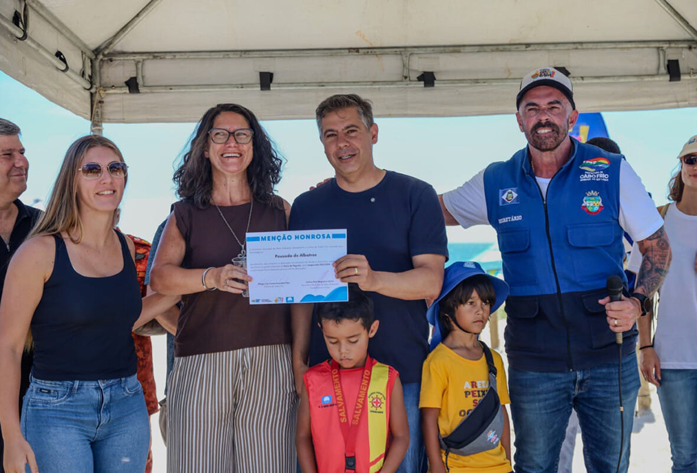 Cabo Frio fortalece gestão costeira com hasteamento na Praia do Foguete
