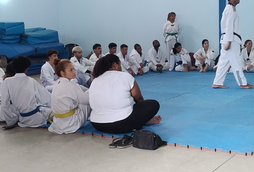 Cerimônia reconhece evolução de alunos do jiu-jitsu em Cabo Frio