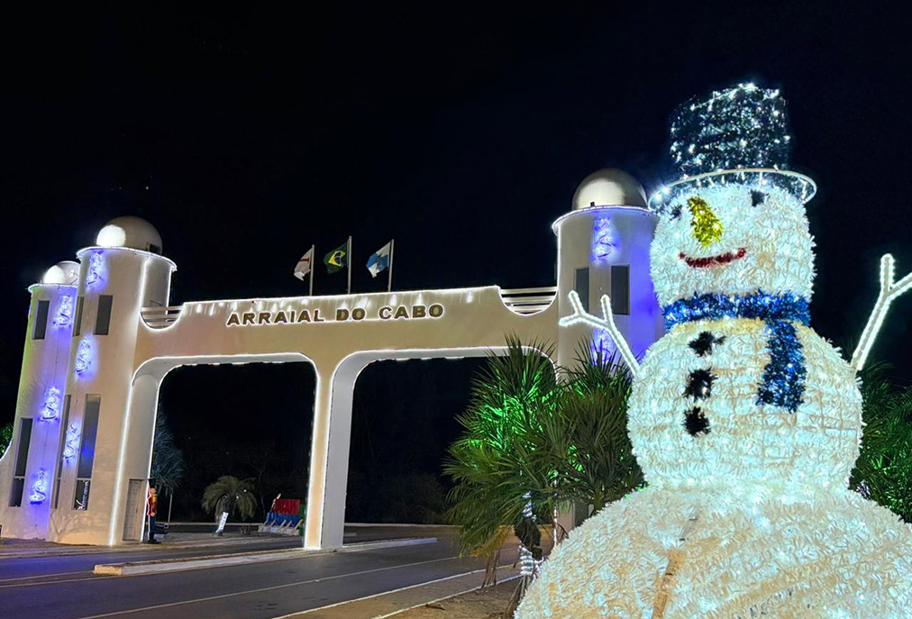 Brilho de natal movimenta Arraial do Cabo com vila temática e caravana encantada