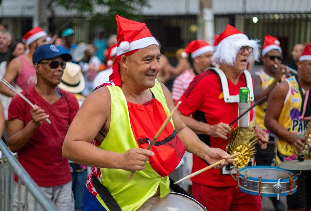 Papai Noel do Parókia transforma rua de Cabo Frio em palco de solidariedade