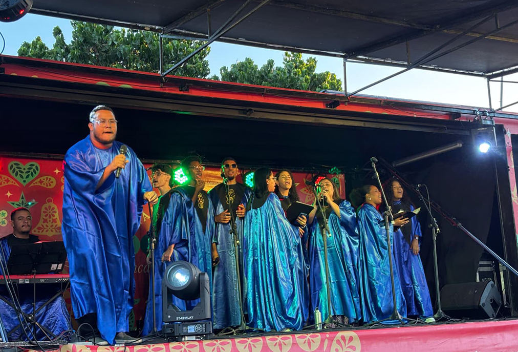 Natal ganha brilho especial com caravana festiva em Arraial do Cabo