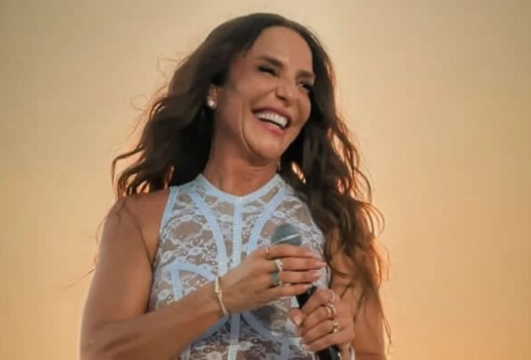 A cantora Ivete Sangalo no palco em Salvador, durante o show da turnê "Ivete Clareou", com muita energia.