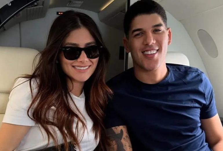 O cantor Zé Vaqueiro e a influenciadora Ingra Soares em uma foto de casal, sorrindo.