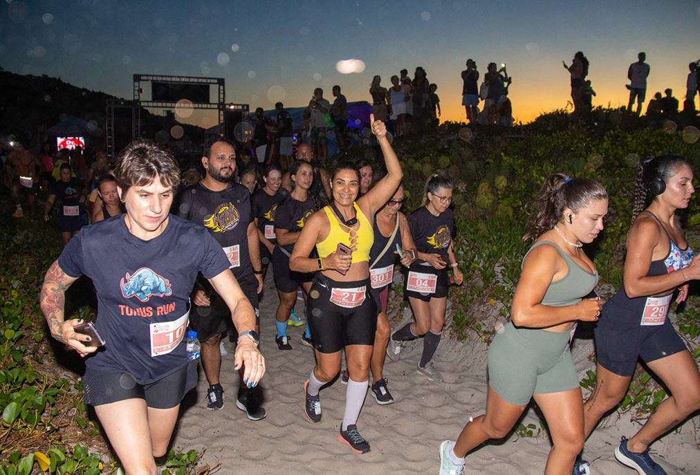 Arraial do Cabo movimenta a praia grande com corrida noturna e beach tênis