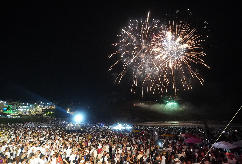 Virada do ano leva mais de 400 mil pessoas às praias de Arraial do Cabo