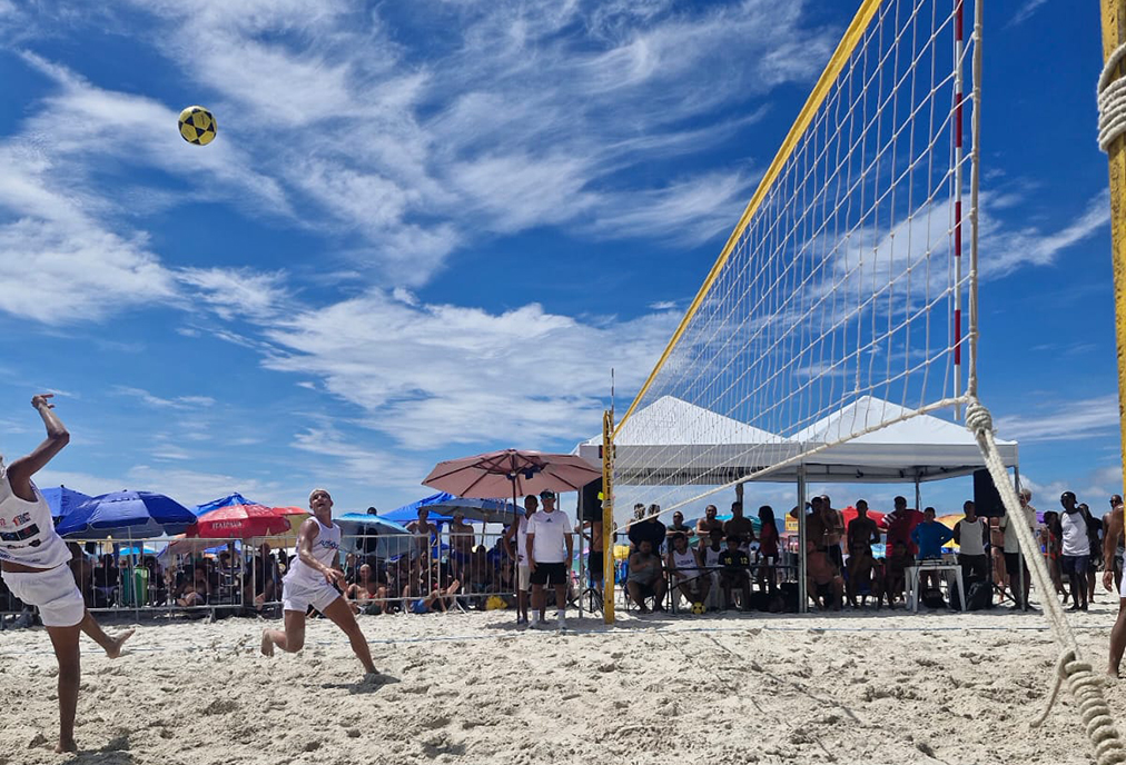 Torneio de futevôlei movimenta a Praia do Forte em Cabo Frio