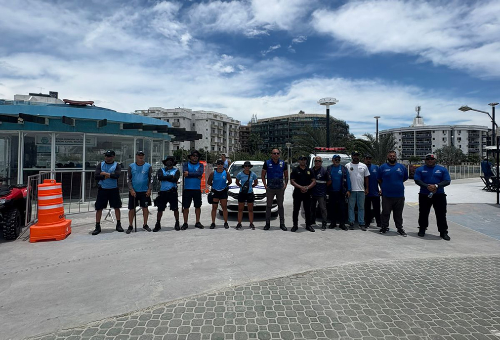 Operação em Cabo Frio orienta banhistas sobre uso de som e objetos de vidro