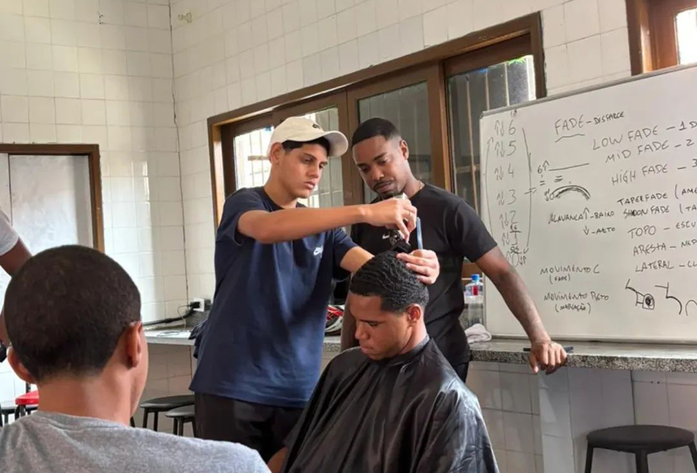 Jovens de Arraial do Cabo podem se inscrever em oficina gratuita de barbeiro