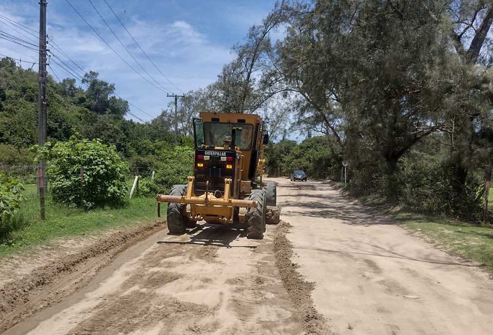 Arraial do Cabo executa patrolamento em estradas que ligam bairros e praias