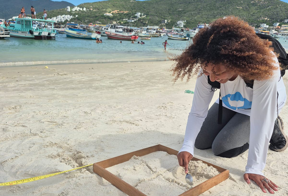 Projeto Rastros do Mar começa monitoramento ambiental em praias de Arraial do Cabo
