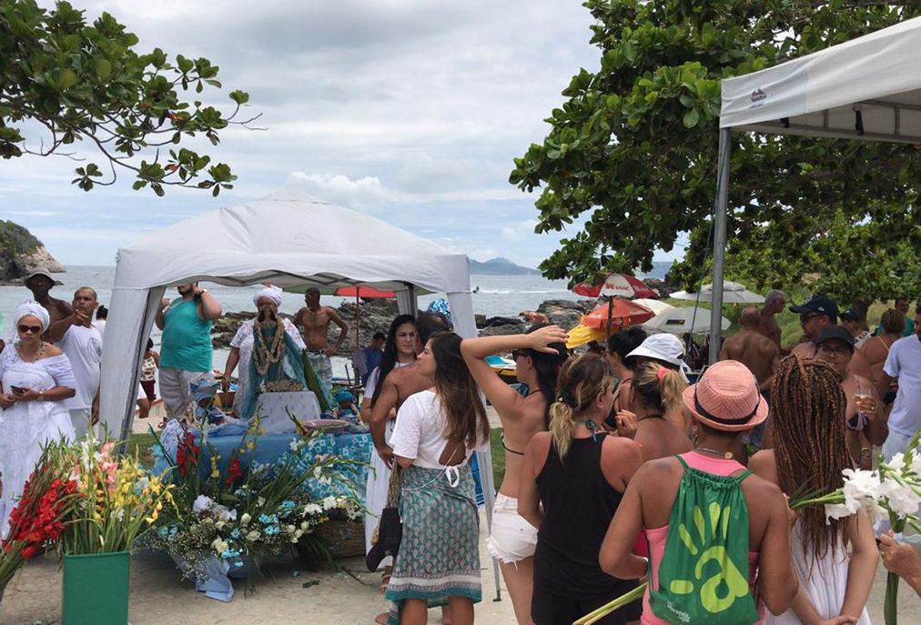 Cabo Frio celebra fé e tradição com o Presente às Águas na Praia do Forte