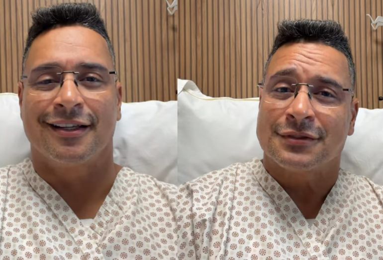 Print do vídeo de Xanddy Harmonia no hospital, sorridente e falando com a câmera para tranquilizar seus seguidores